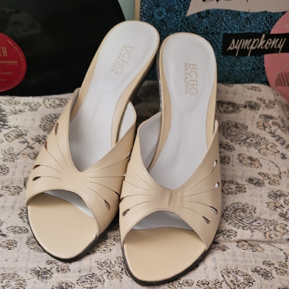 BCBGMaxAzria Women's Cream Heeled Mules